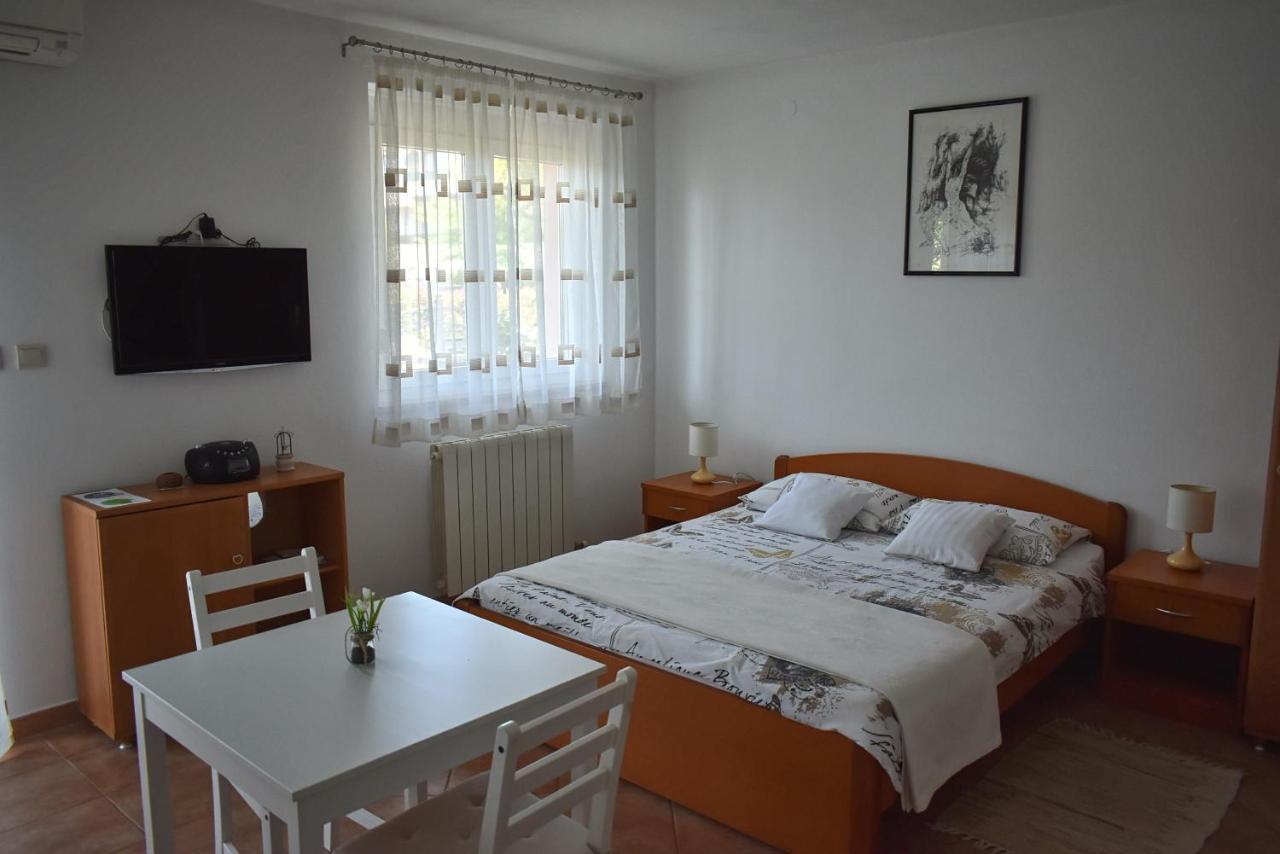 Studio Max With Parking Rovinj Buitenkant foto