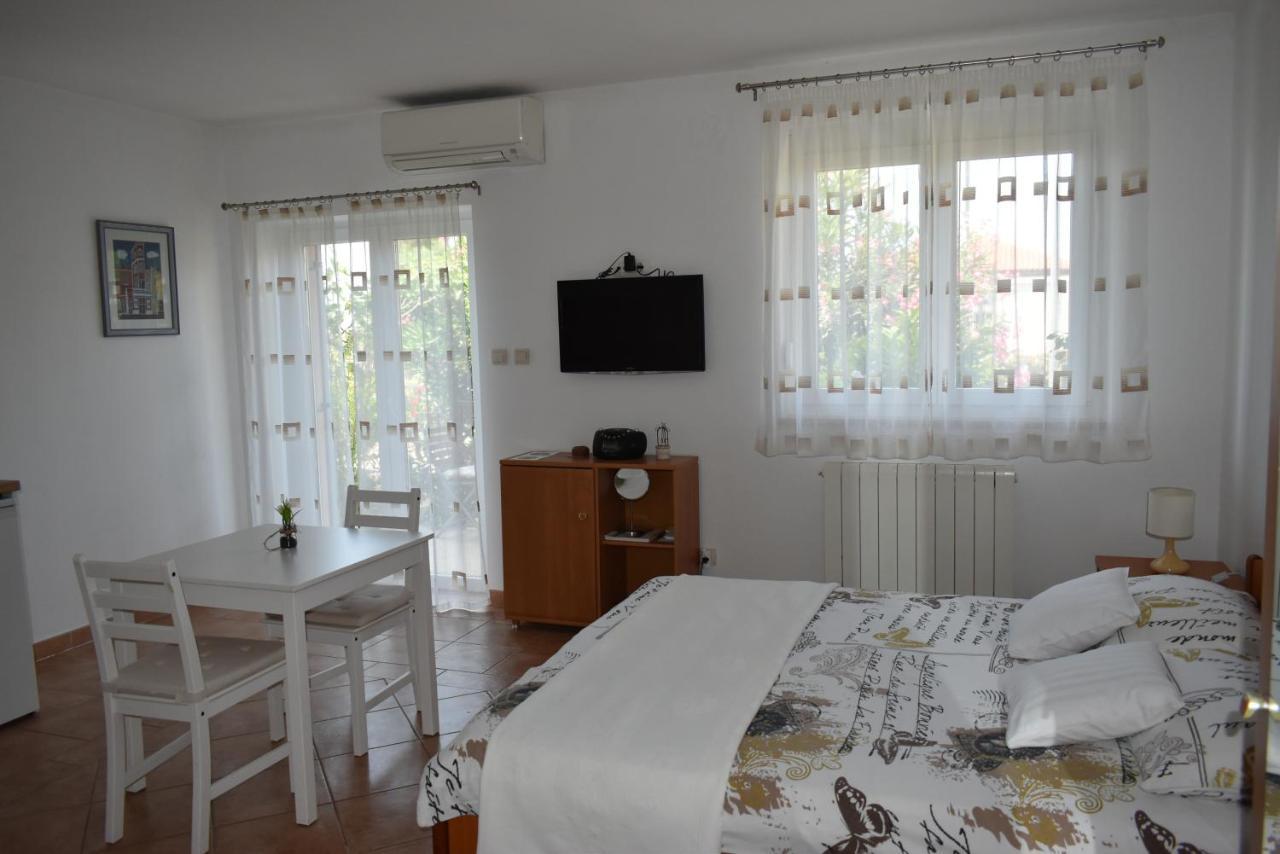 Studio Max With Parking Rovinj Buitenkant foto