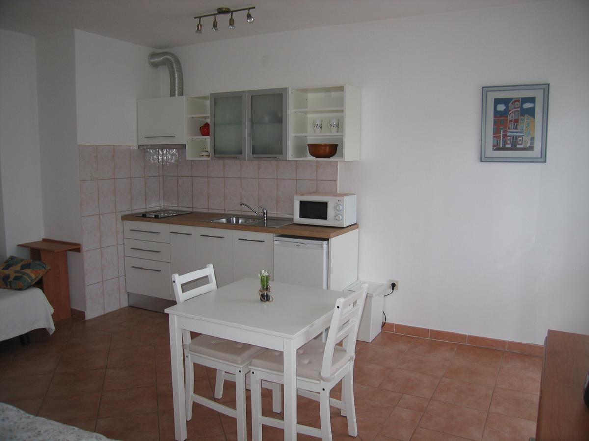 Studio Max With Parking Rovinj Buitenkant foto